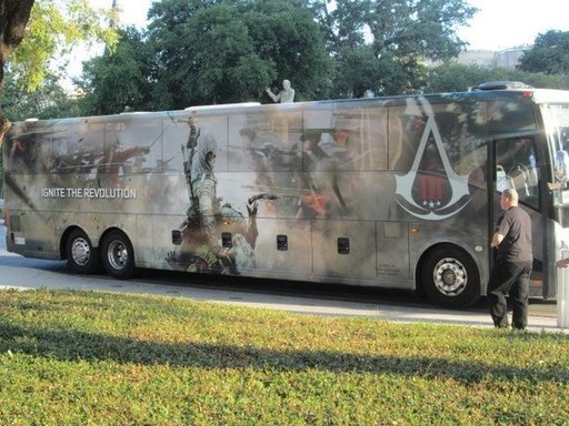 Автобус в стилистике Assassin's Creed.